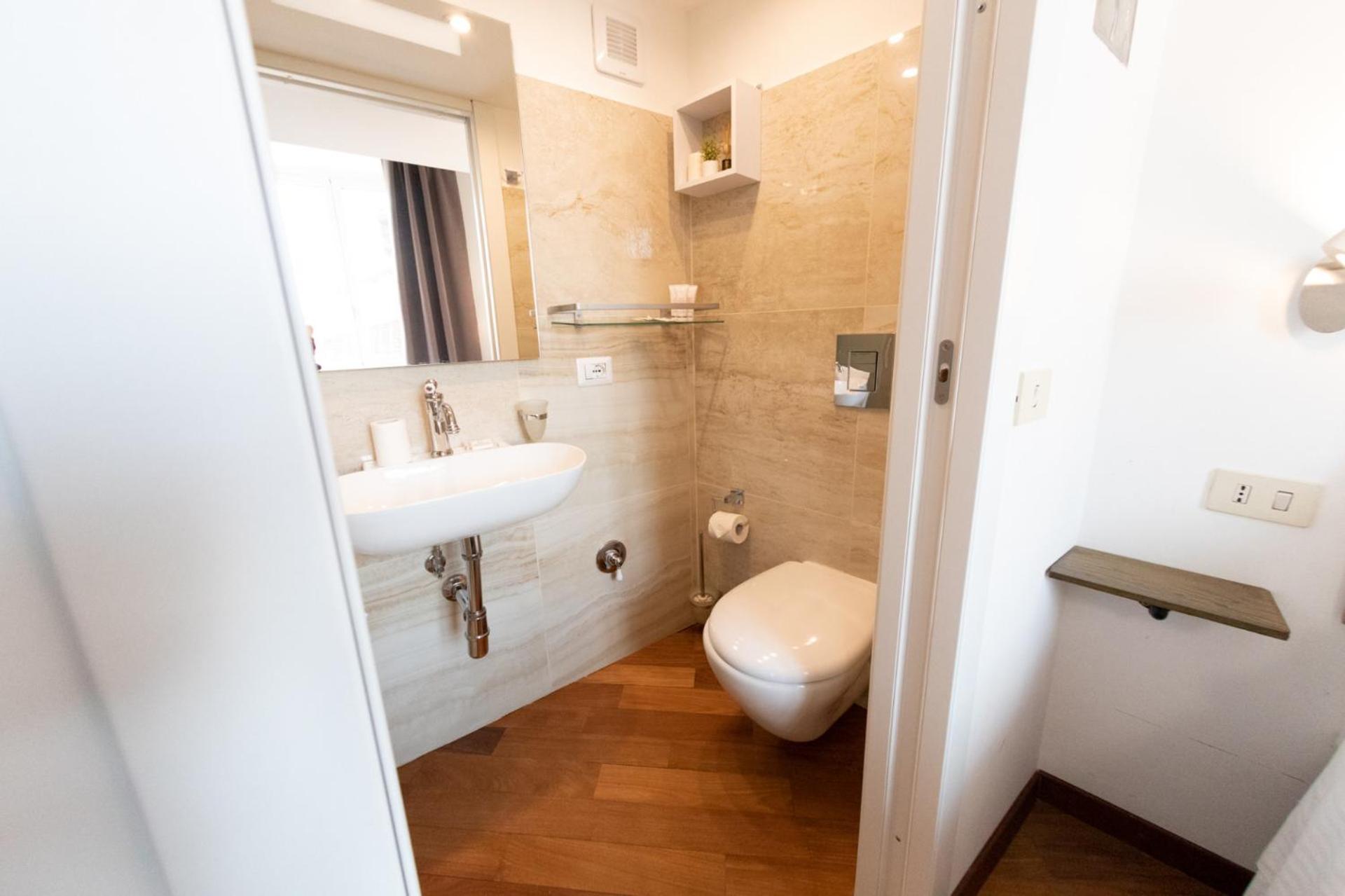 The Rent - Spacious Multi-room On Via Cavour * Roma